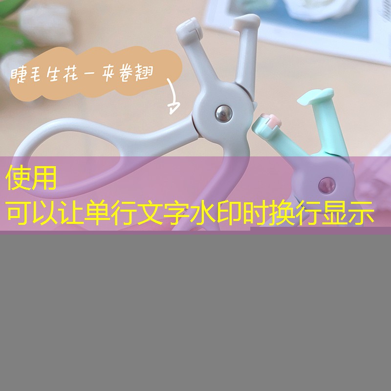 拿网球拍的男女青年